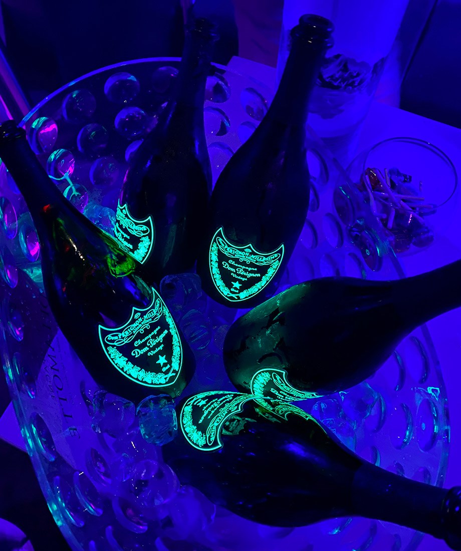 Let op: Dit is een gewone Dom Pérignon Luminous. Gewoon om te illustreren hoe het licht eruit ziet in een Luminous editie. In de rosé-editie is het licht roze.  