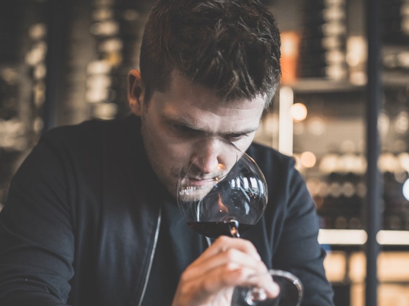 Mads Jensen, CEO van de RareWine Group, proeft wijn